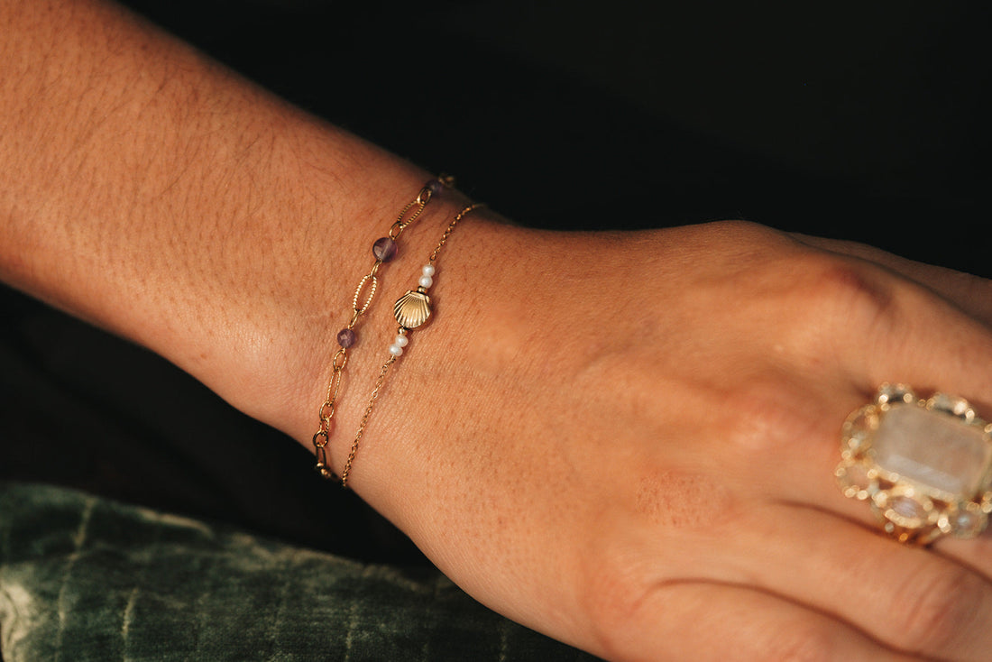 Bracelets dorés en acier inoxydable résistants à l’eau portés au poignet, ne rouillent pas