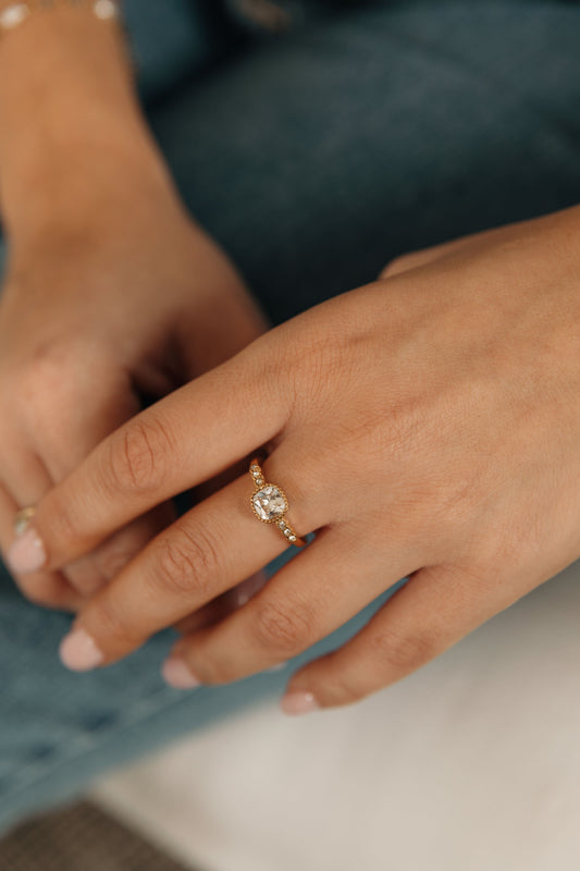 Main portant plusieurs anneaux, illustrant des astuces bagues trop grandes pour les ajuster facilement