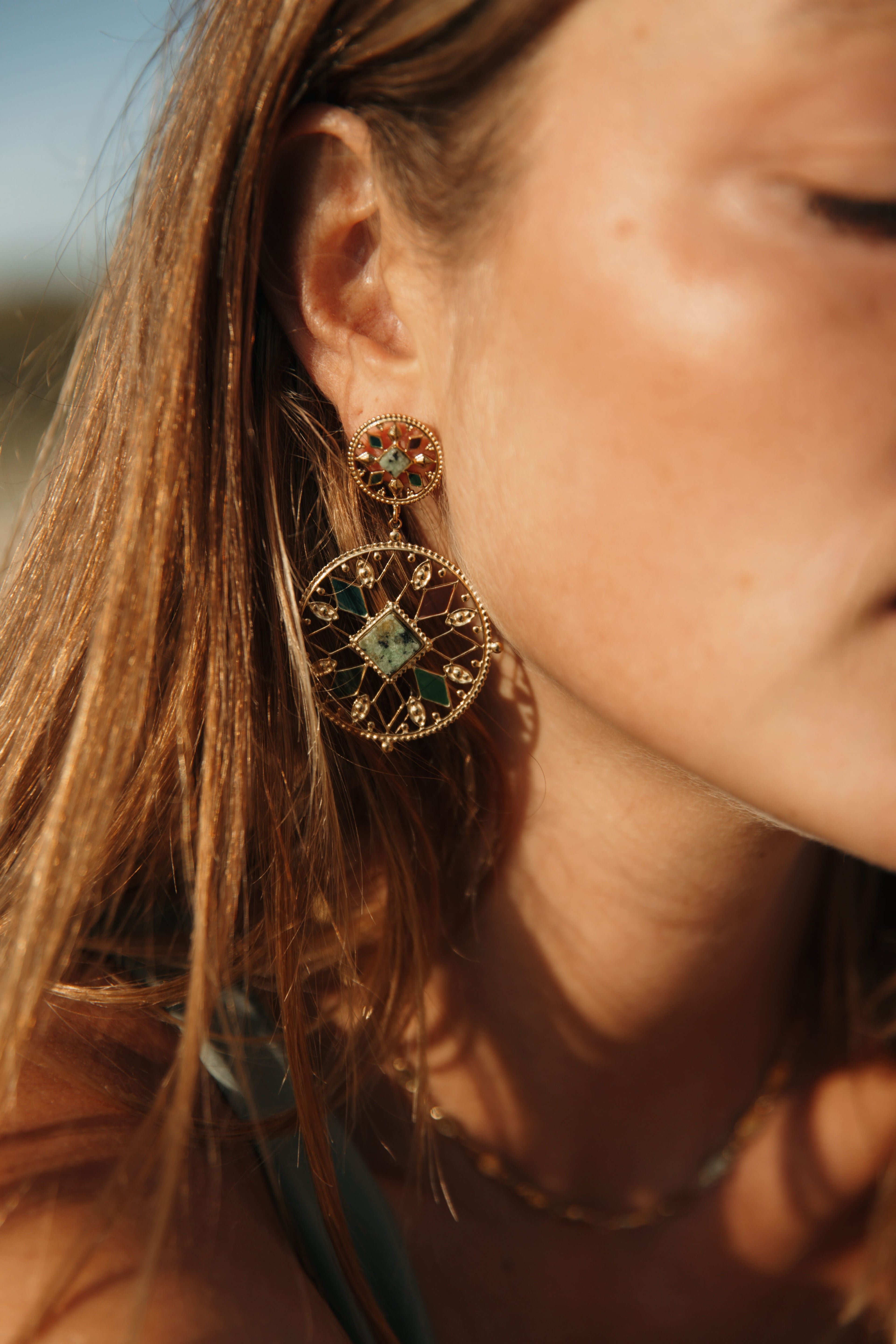 Boucles d'oreilles hypoallergéniques : nos 6 conseils pour prévenir les irritations