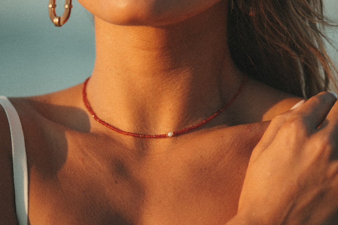 Collier fin porté autour du cou, idéal pour illustrer comment démêler un collier sans l’abîmer.