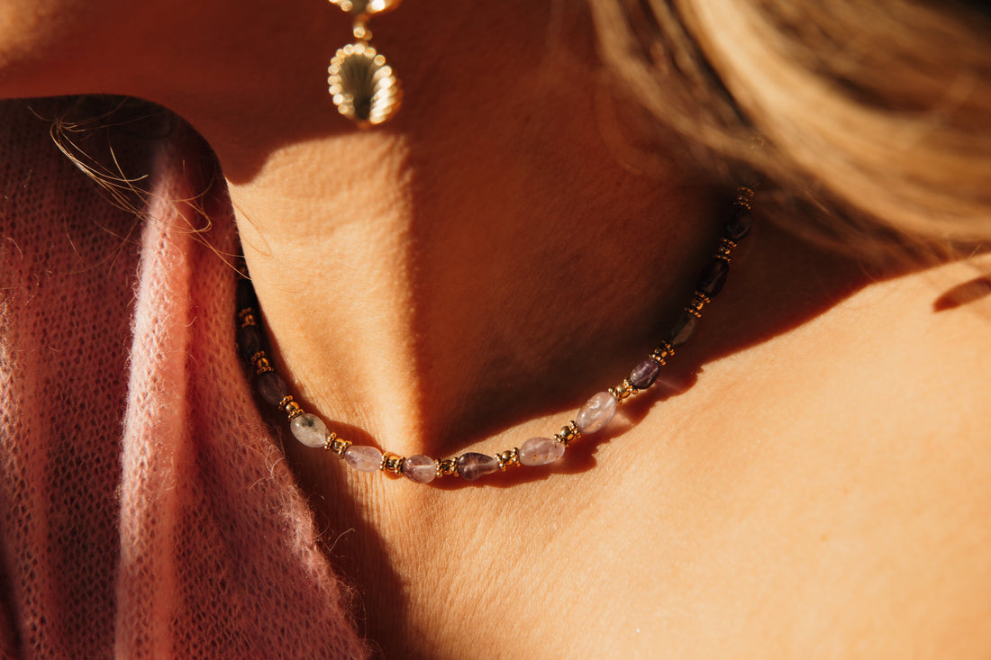 Collier en améthyste porté mettant en avant les vertus de la pierre améthyste.