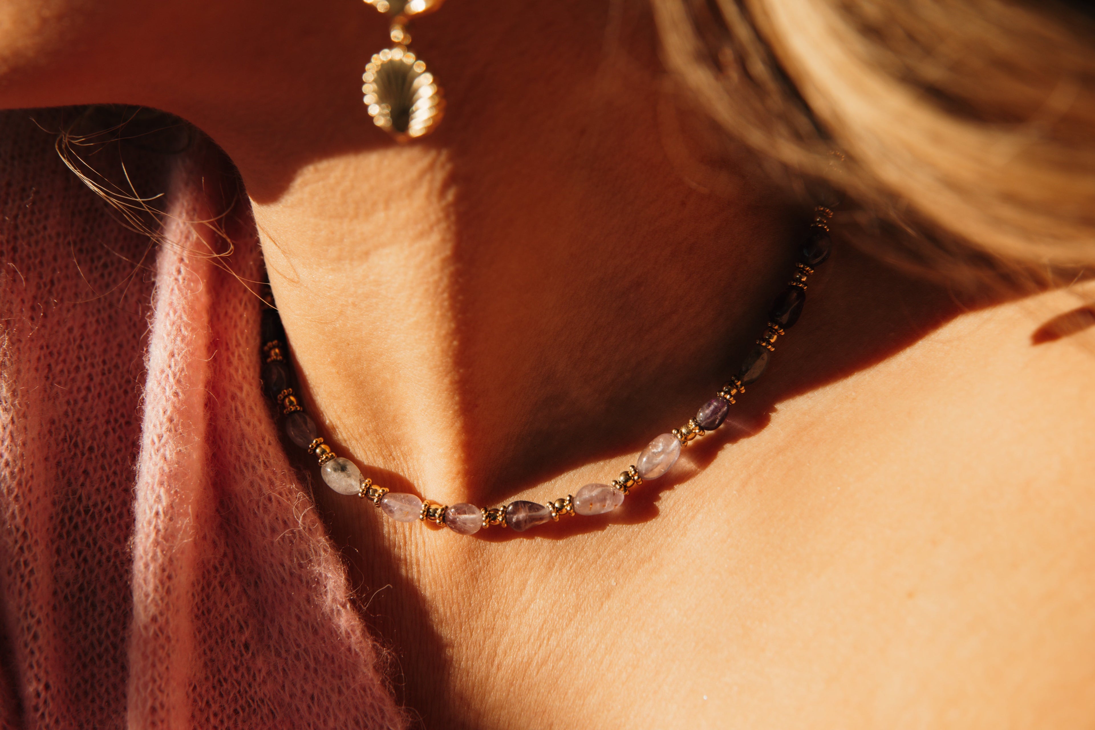 Collier en améthyste porté mettant en avant les vertus de la pierre améthyste.
