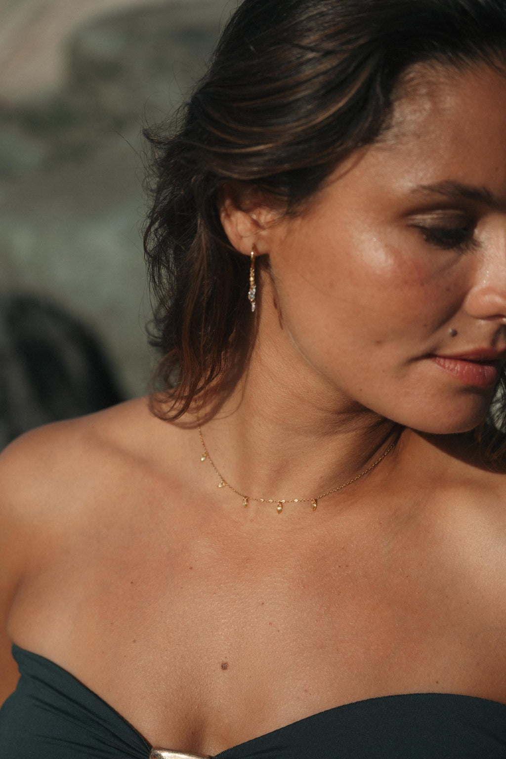 Collier Solen à strass en acier inoxydable doré porté – bijou Adalima