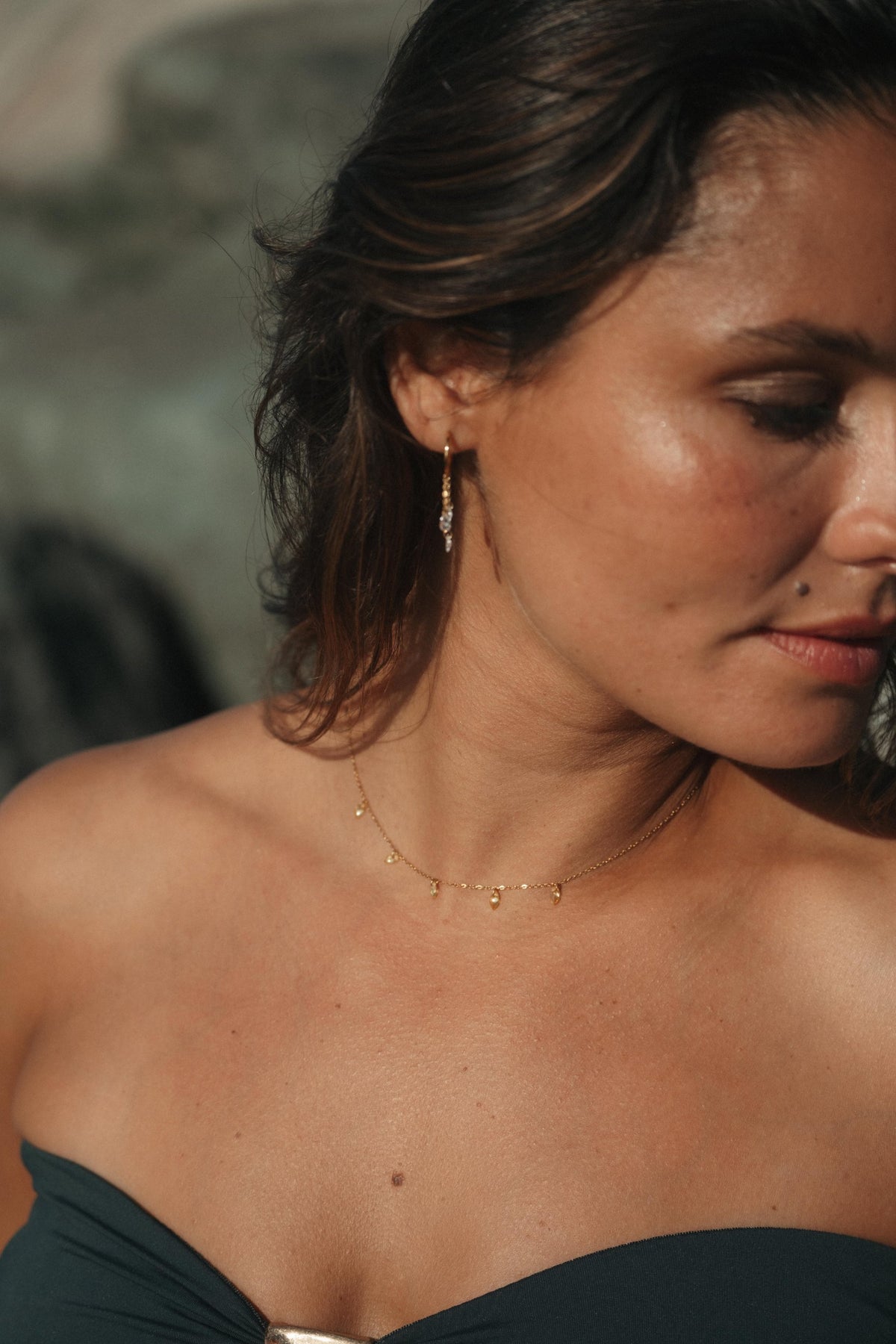 Collier Solen à strass en acier inoxydable doré porté – bijou Adalima