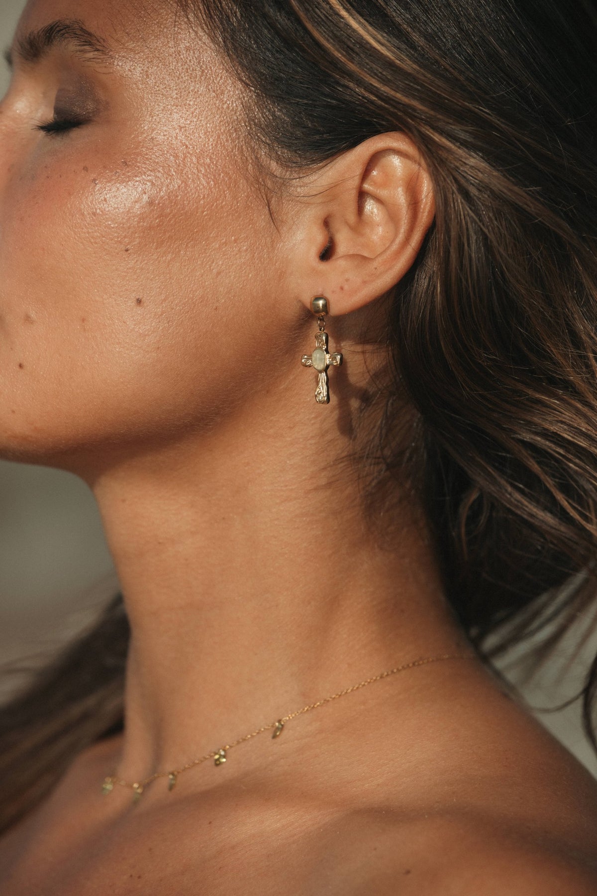 Boucles d’oreilles Ysé en acier inoxydable doré portées – bijou Adalima