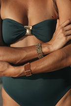 Bracelet Ariella en pierres naturelles et acier inoxydable doré porté – bijou Adalima