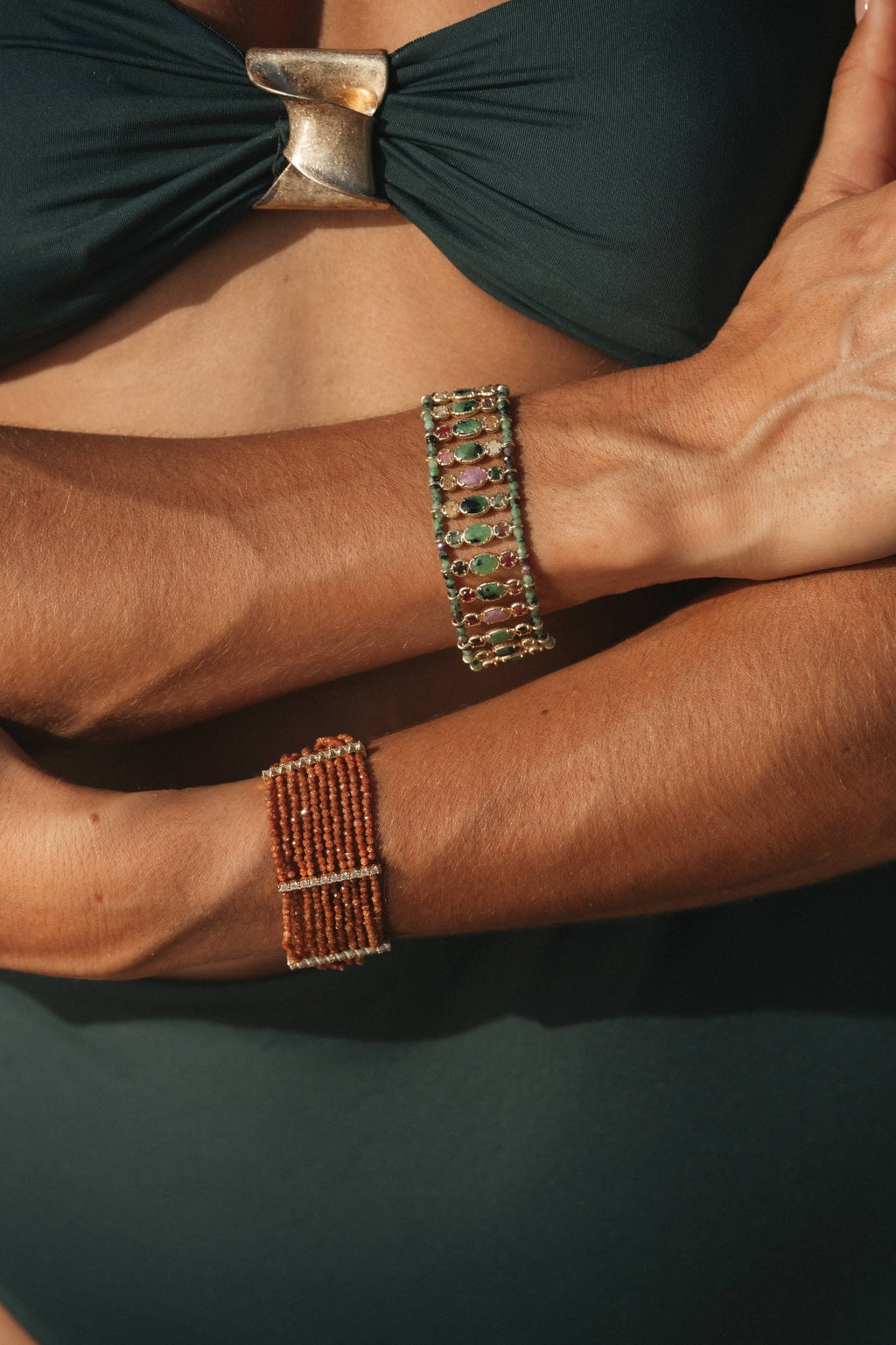 Bracelet Ariella en pierres naturelles et acier inoxydable doré porté – bijou Adalima