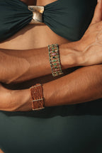 Bracelet Ariella en pierres naturelles et acier inoxydable doré porté – bijou Adalima
