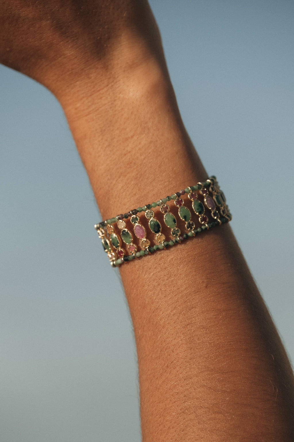 Bracelet Naise en pierres naturelles et acier inoxydable doré porté – bijou Adalima