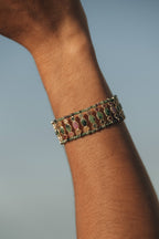 Bracelet Naise en pierres naturelles et acier inoxydable doré porté – bijou Adalima