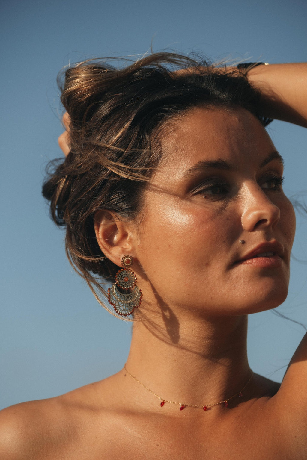 Boucles d’oreilles Rosalia en pierres naturelles et acier inoxydable doré portées – bijou Adalima