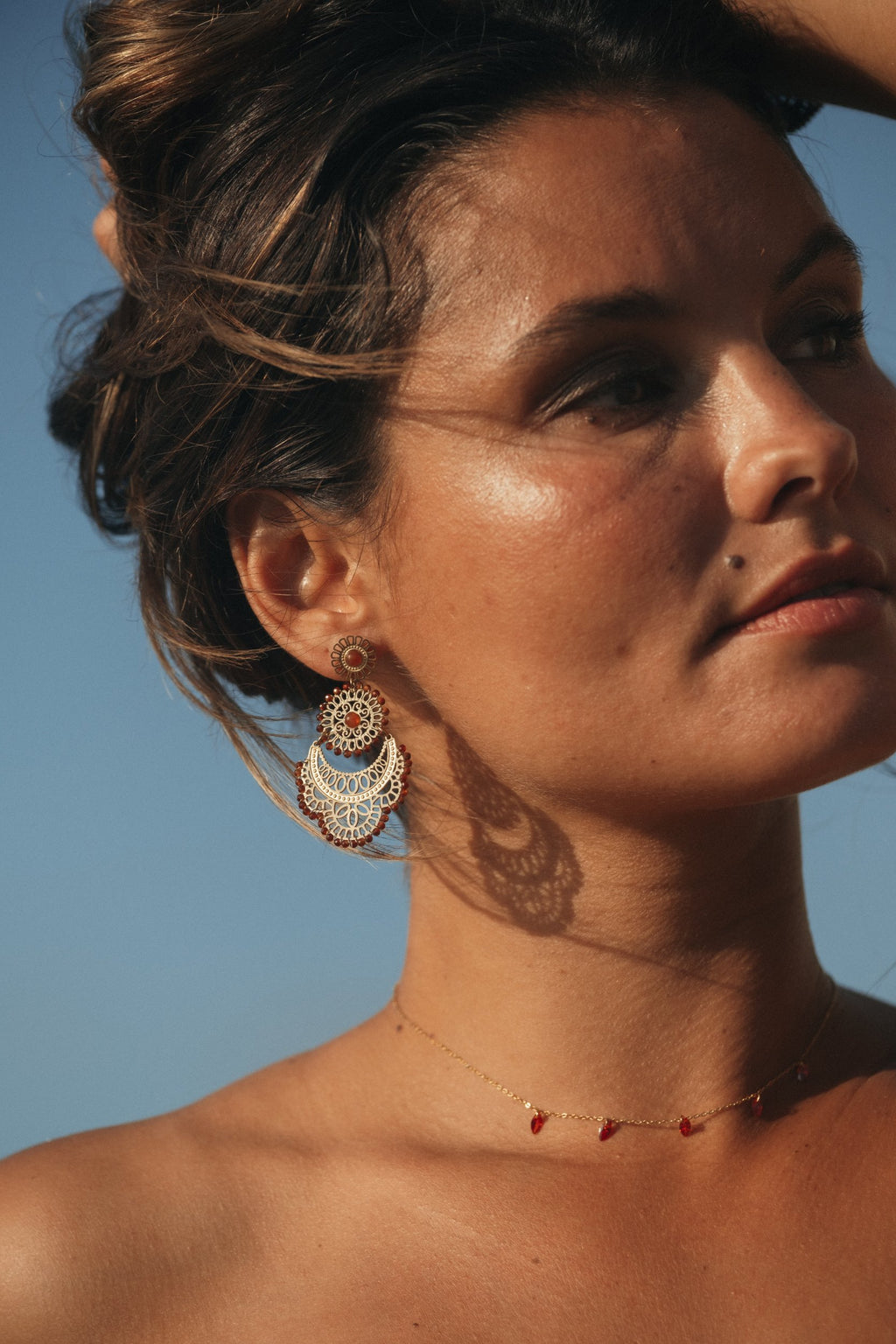 Boucles d’oreilles Rosalia en pierres naturelles et acier inoxydable doré portées – bijou Adalima
