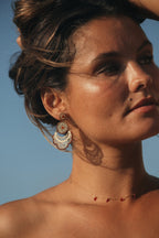 Boucles d’oreilles Rosalia en pierres naturelles et acier inoxydable doré portées – bijou Adalima