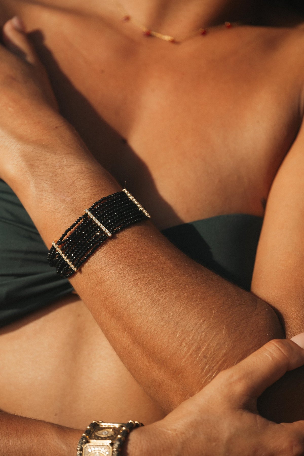 Bracelet Ariella en pierres naturelles et acier inoxydable doré porté – bijou Adalima