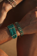 Bracelet Ariella en pierres naturelles et acier inoxydable doré porté – bijou Adalima
