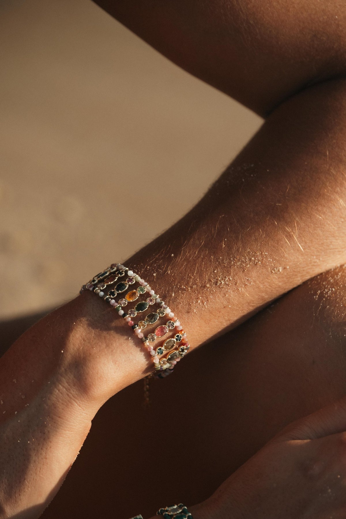 Bracelet Naise en pierres naturelles et acier inoxydable doré porté – bijou Adalima