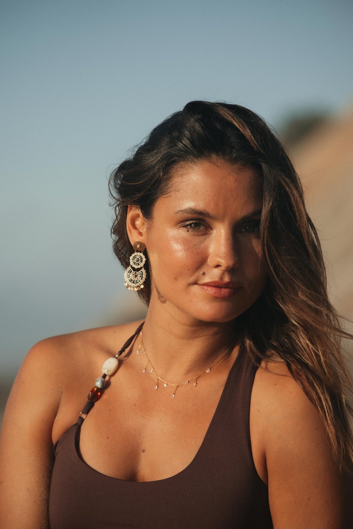Boucles d’oreilles Delia en acier inoxydable doré portées – bijou Adalima