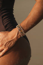 Bracelet Naise en pierres naturelles et acier inoxydable doré porté – bijou Adalima