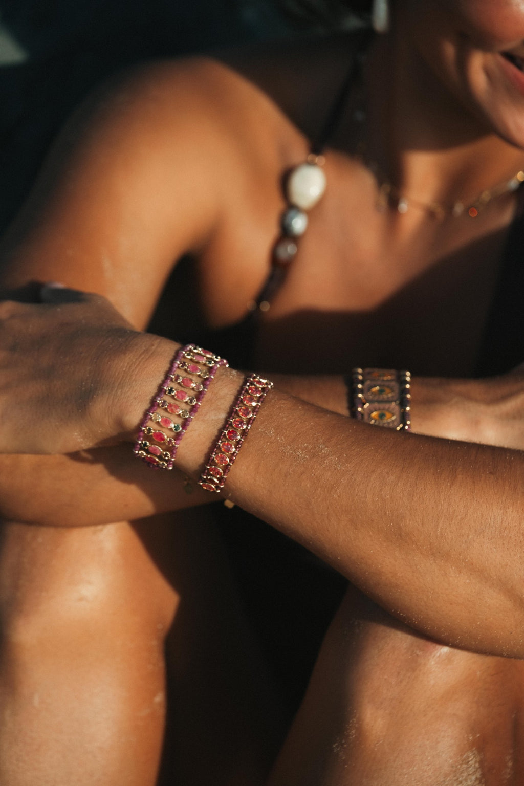 Bracelet Naise en pierres naturelles et acier inoxydable doré porté – bijou Adalima