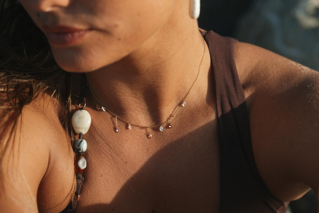 Collier Stella à strass en acier inoxydable doré porté – bijou Adalima