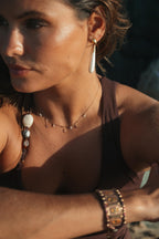 Collier Stella à strass en acier inoxydable doré porté – bijou Adalima