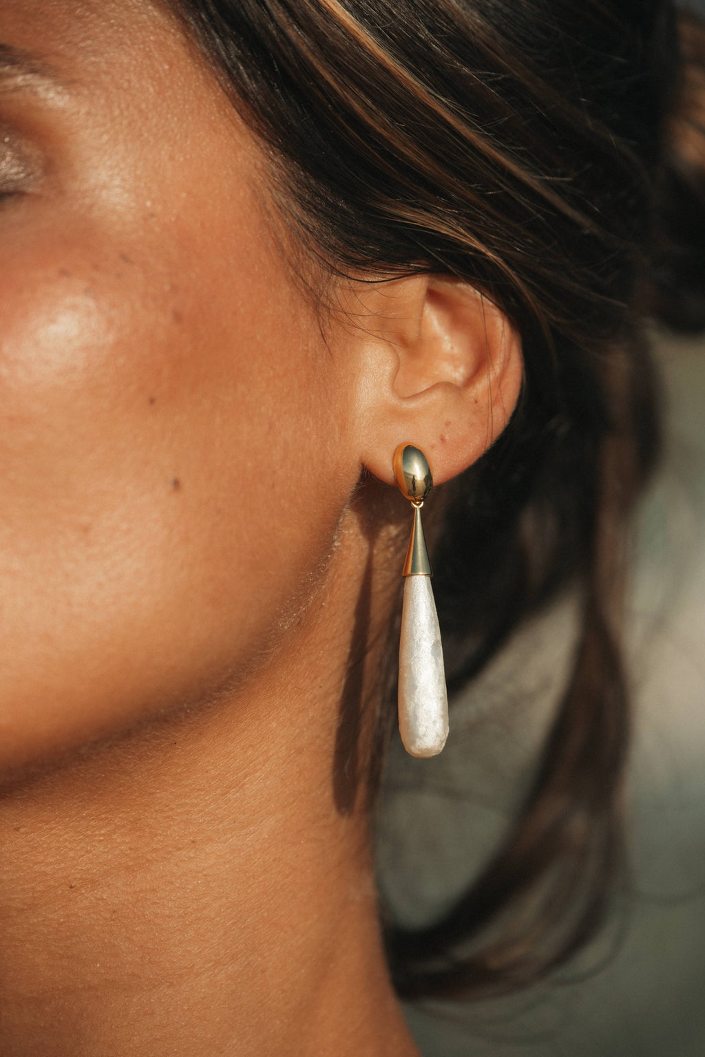 Boucles d’oreilles Aria à perles, en acier inoxydable doré portées – bijou Adalima