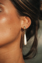 Boucles d’oreilles Aria à perles, en acier inoxydable doré portées – bijou Adalima