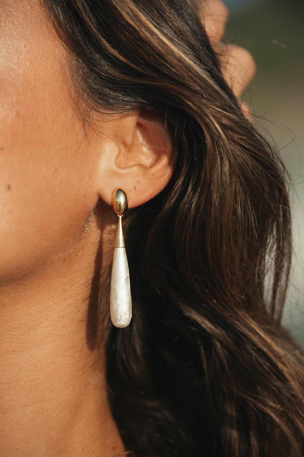 Boucles d’oreilles Aria à perles, en acier inoxydable doré portées – bijou Adalima