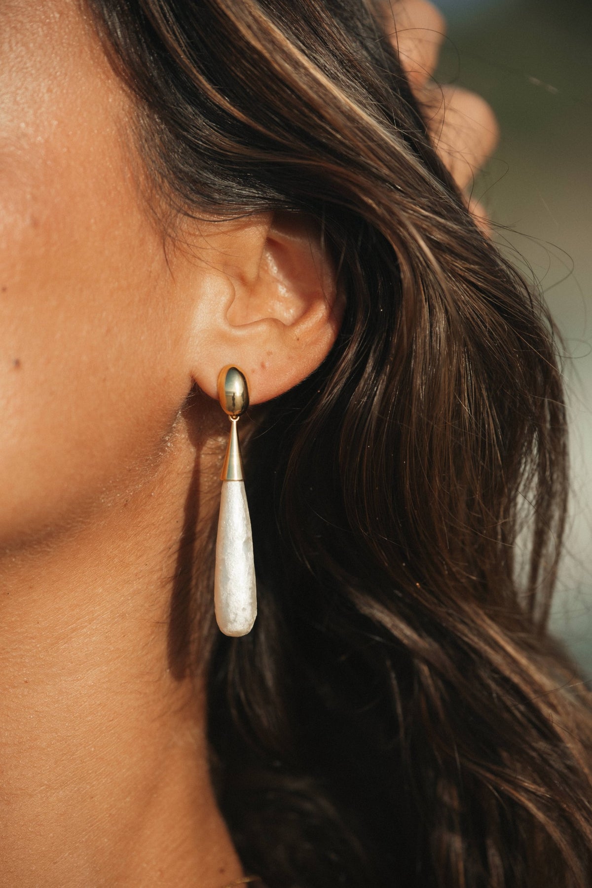 Boucles d’oreilles Aria à perles, en acier inoxydable doré portées – bijou Adalima