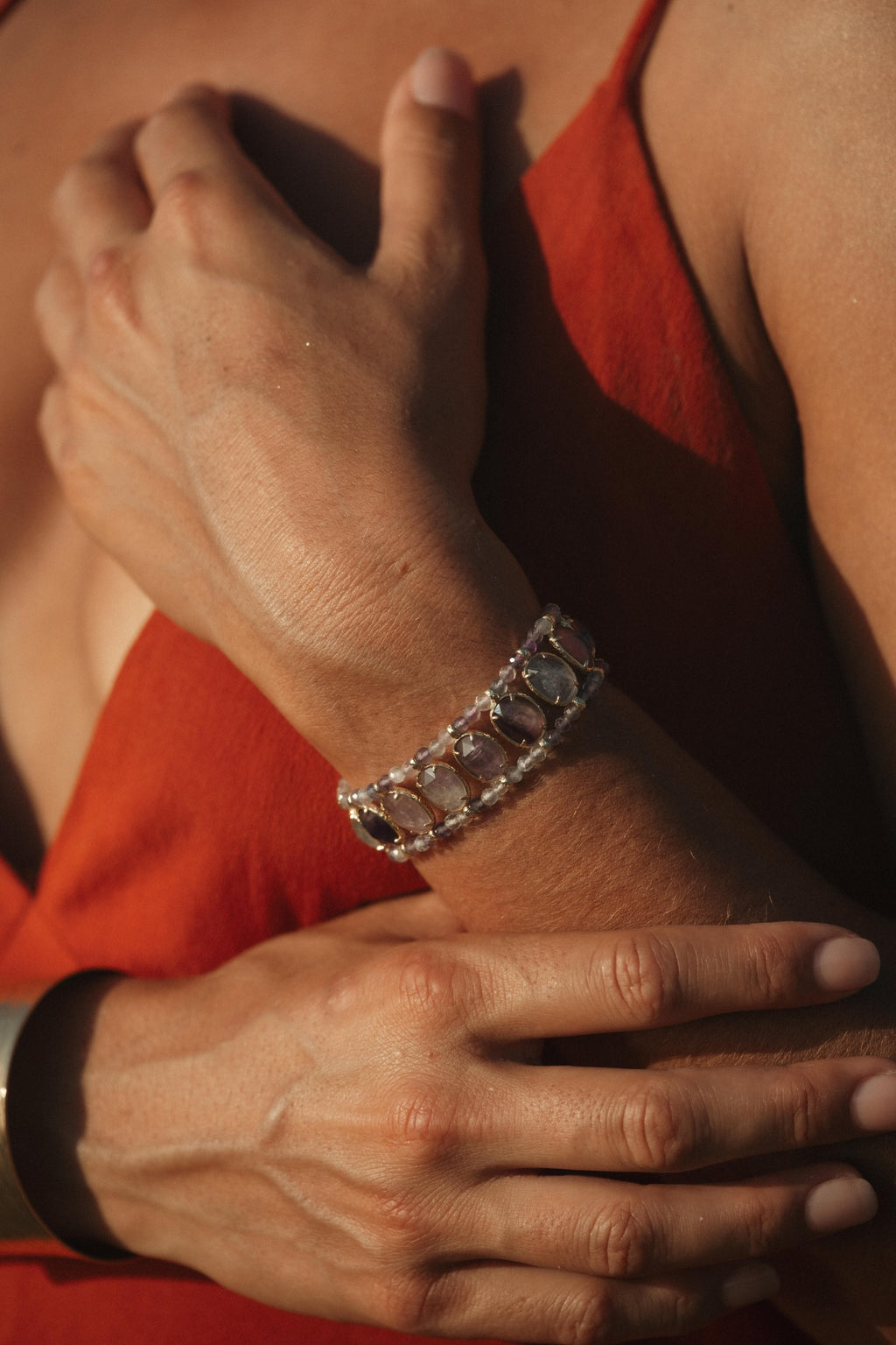 Bracelet Limia en pierres naturelles et acier inoxydable doré porté – bijou Adalima