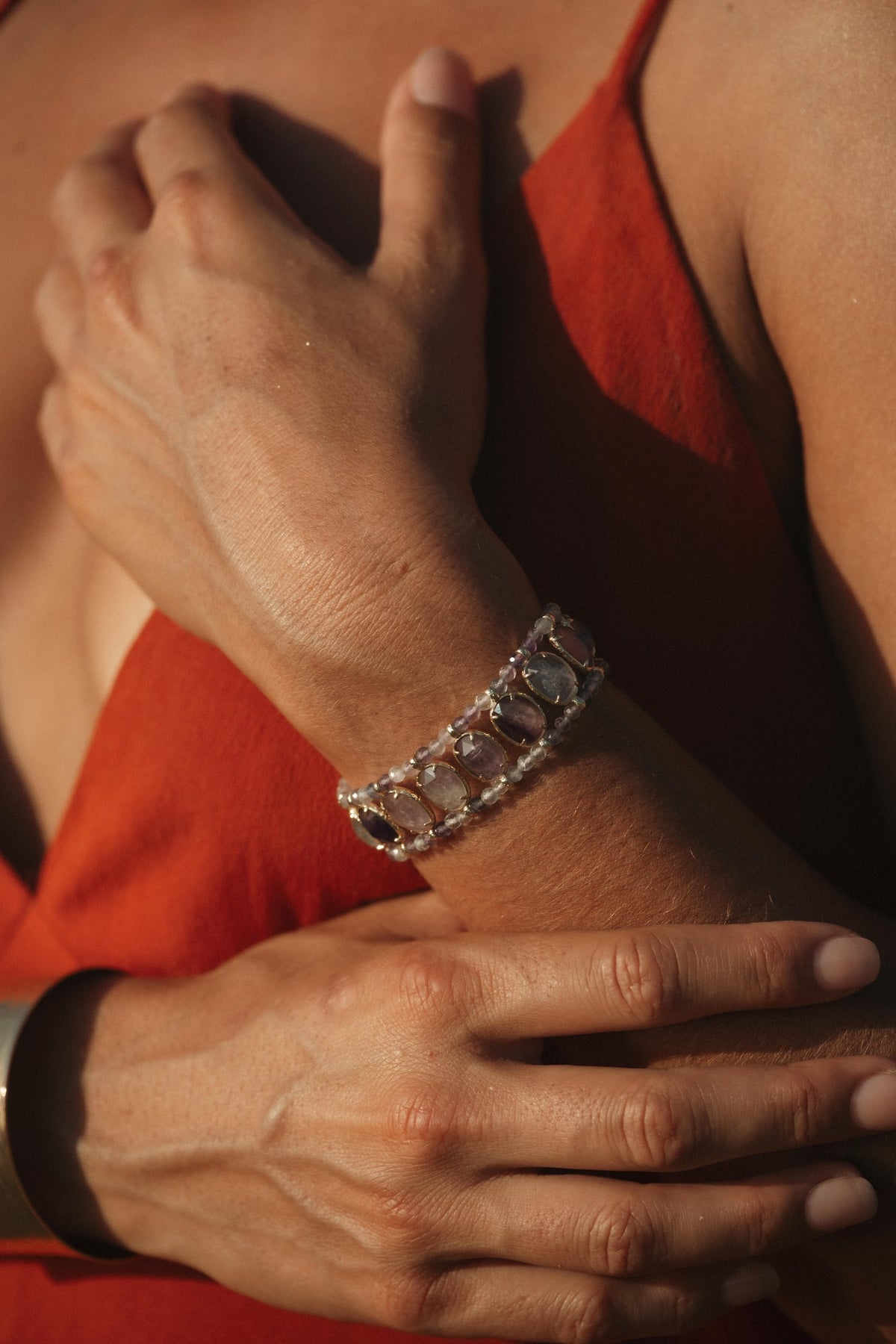 Bracelet Limia en pierres naturelles et acier inoxydable doré porté – bijou Adalima
