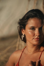 Boucles d’oreilles Ornella en pierres naturelles et laiton doré portées – bijou Adalima