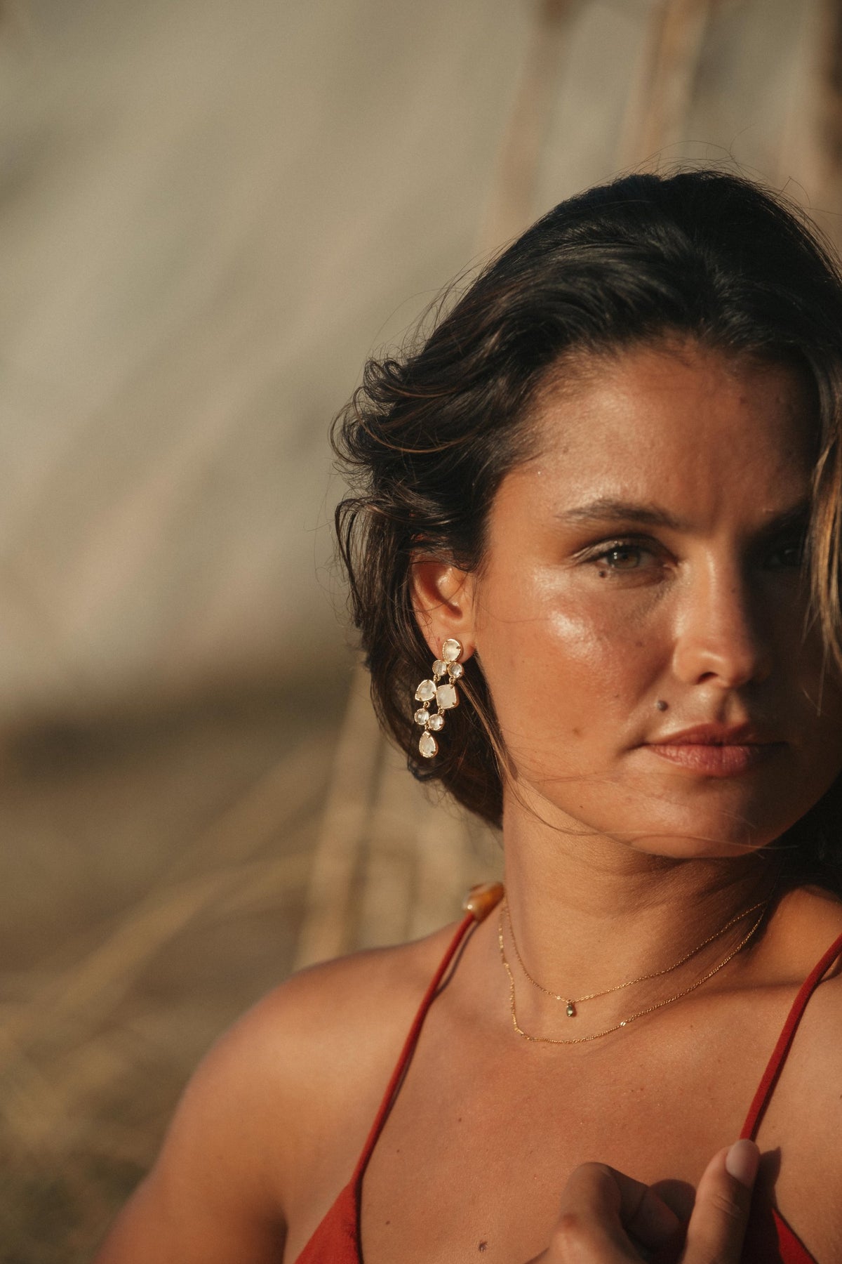 Boucles d’oreilles Ornella en pierres naturelles et laiton doré portées – bijou Adalima