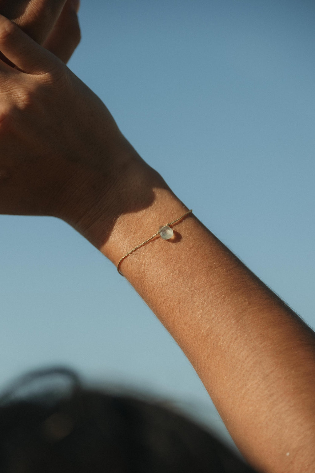 Bracelet Préa goutte de préhnite sur fil doré porté – bijou Adalima