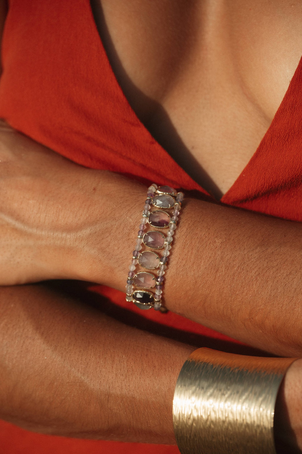 Bracelet Limia en pierres naturelles et acier inoxydable doré porté – bijou Adalima
