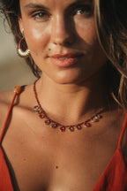 Collier Nehal en pierres naturelles et acier inoxydable doré porté – bijou Adalima
