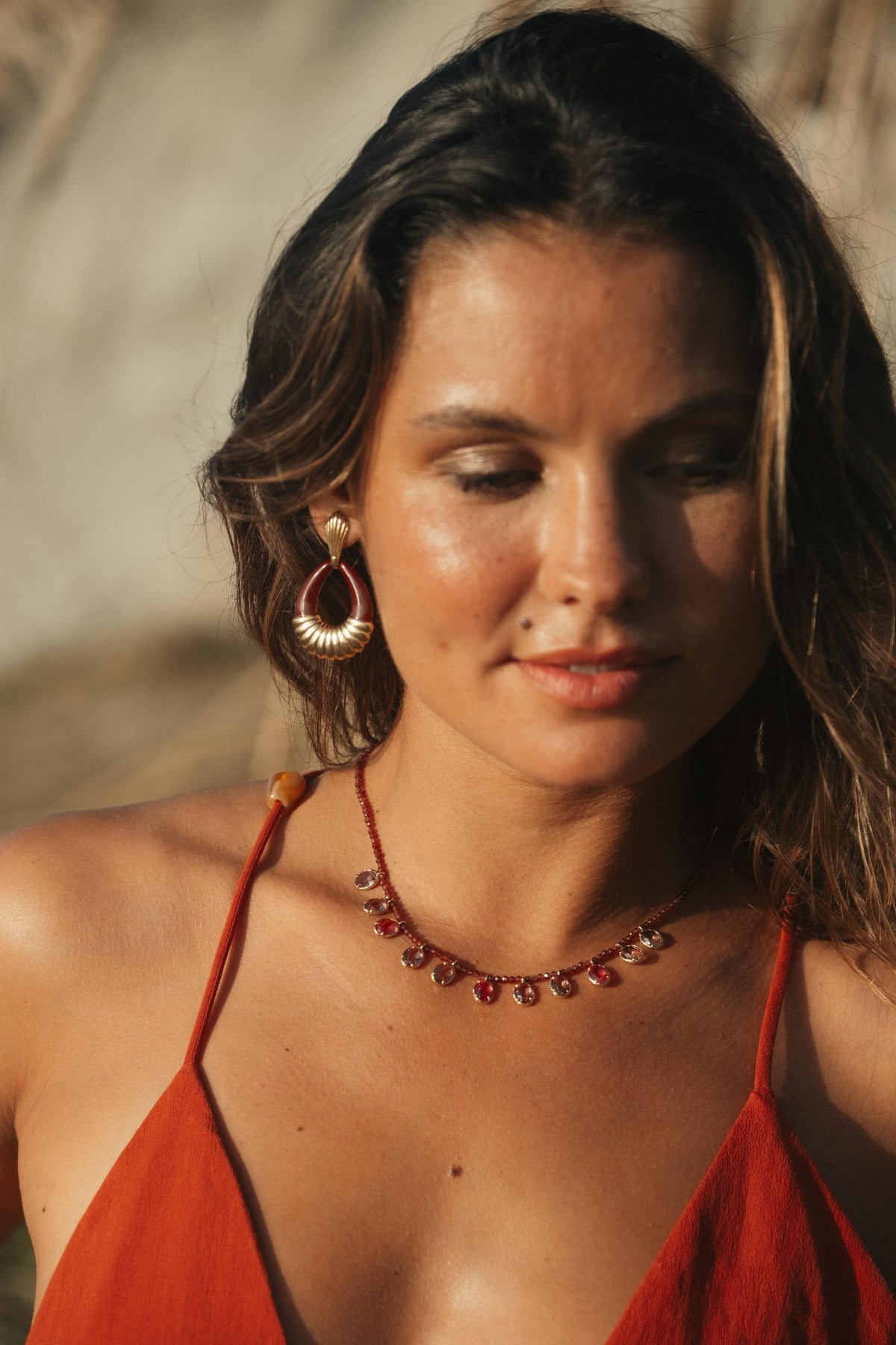 Collier Nehal en pierres naturelles et acier inoxydable doré porté – bijou Adalima
