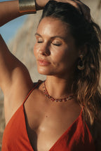 Collier Nehal en pierres naturelles et acier inoxydable doré porté – bijou Adalima
