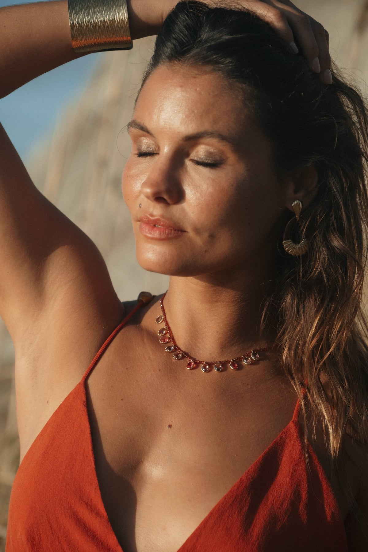 Collier Nehal en pierres naturelles et acier inoxydable doré porté – bijou Adalima
