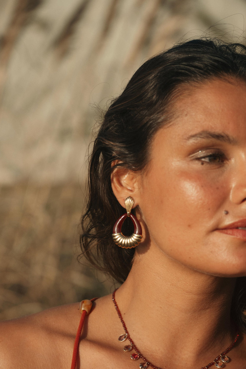 Boucles d’oreilles Oli en acier inoxydable doré portées – bijou Adalima