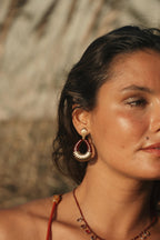 Boucles d’oreilles Oli en acier inoxydable doré portées – bijou Adalima
