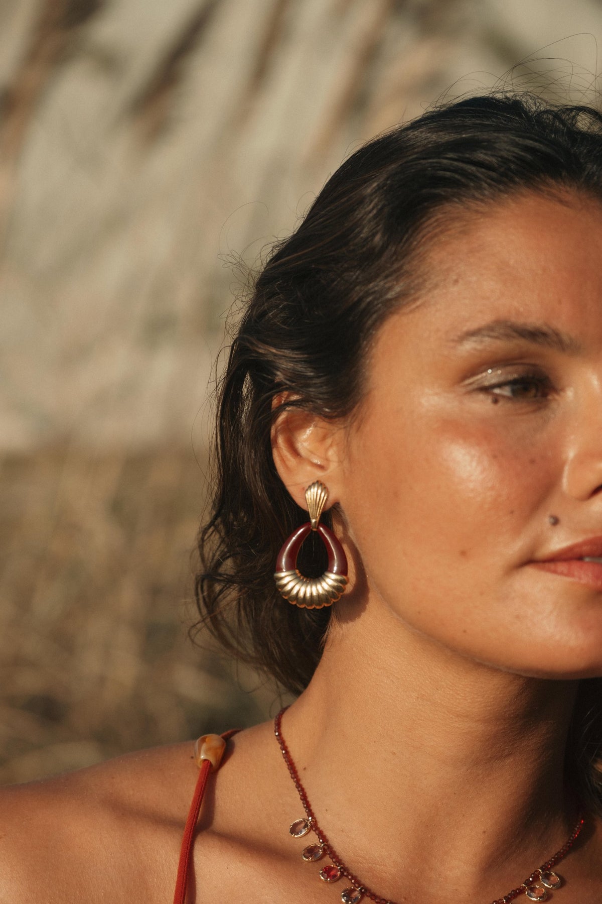 Boucles d’oreilles Oli en acier inoxydable doré portées – bijou Adalima