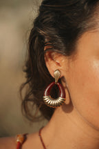 Boucles d’oreilles Oli en acier inoxydable doré portées – bijou Adalima