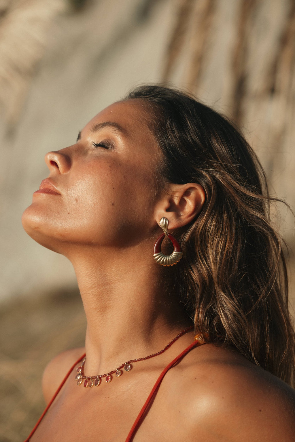 Boucles d’oreilles Oli en acier inoxydable doré portées – bijou Adalima