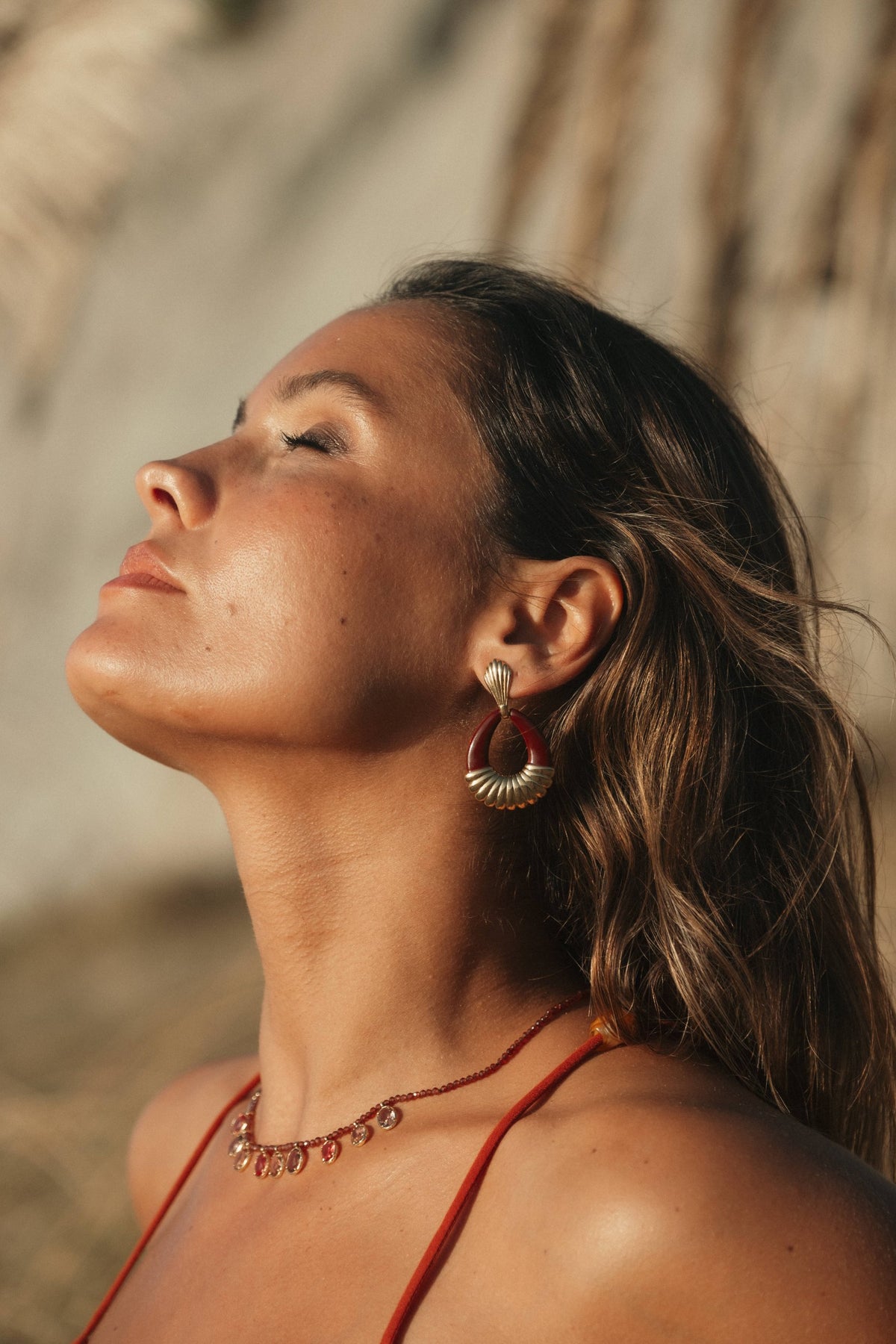 Boucles d’oreilles Oli en acier inoxydable doré portées – bijou Adalima