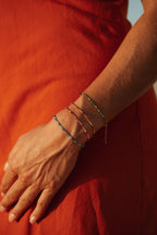 Bracelet Yaelle à perles, en acier inoxydable doré porté – bijou Adalima