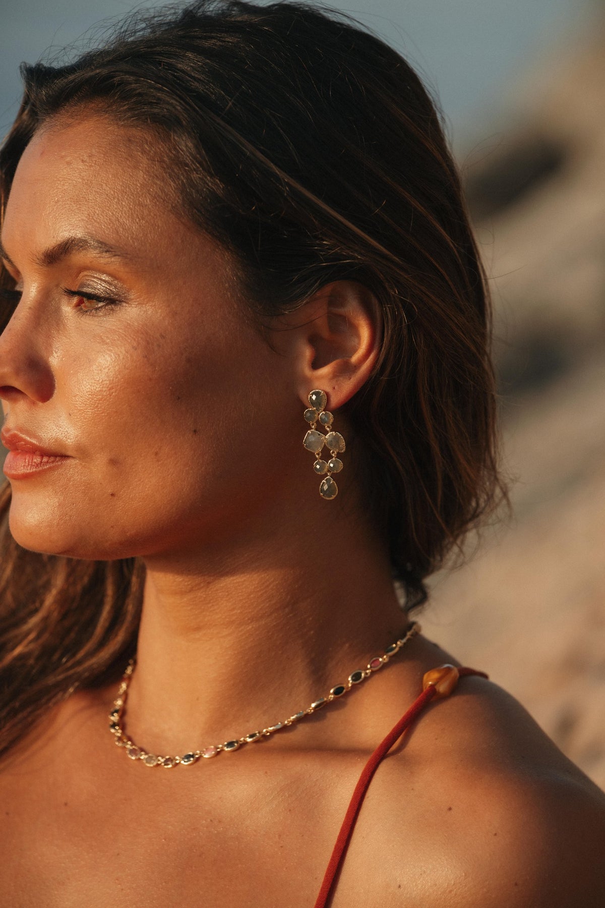Boucles d’oreilles Ornella en pierres naturelles et laiton doré portées – bijou Adalima