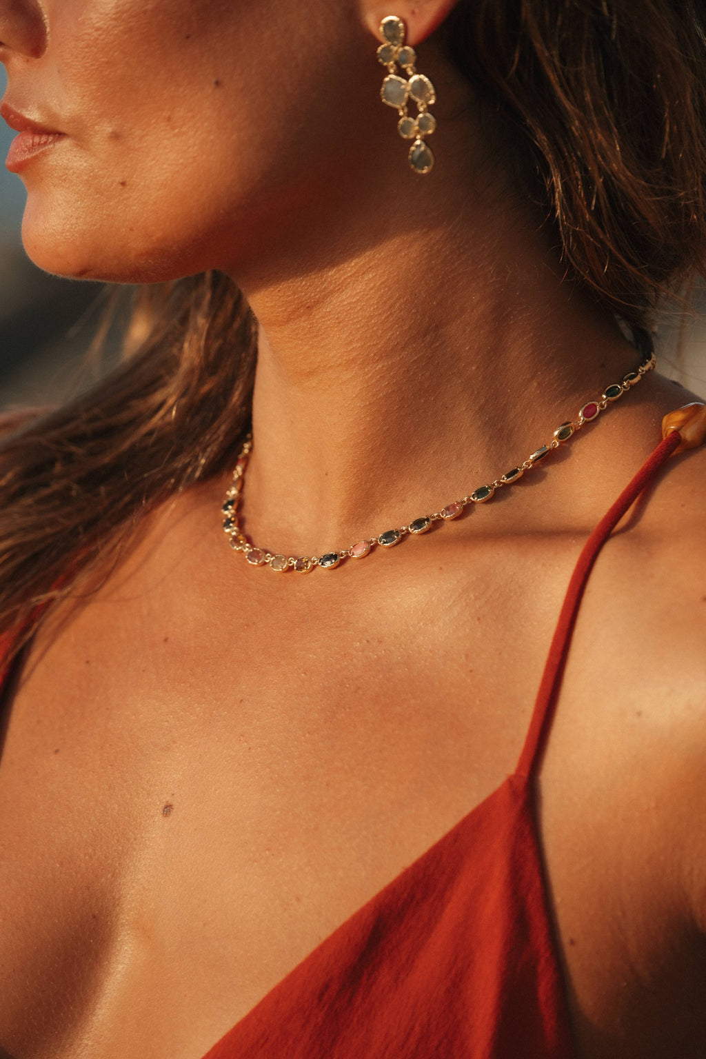 Collier Carmen en pierres naturelles et laiton doré porté – bijou Adalima