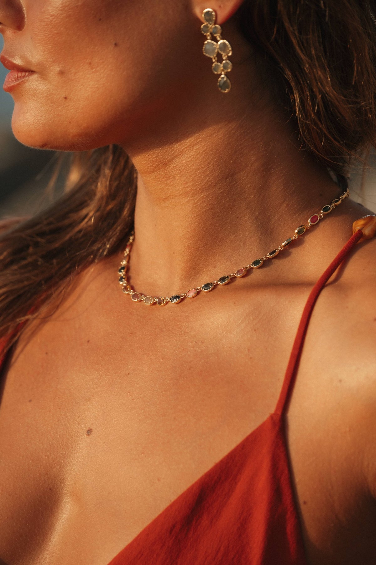 Collier Carmen en pierres naturelles et laiton doré porté – bijou Adalima