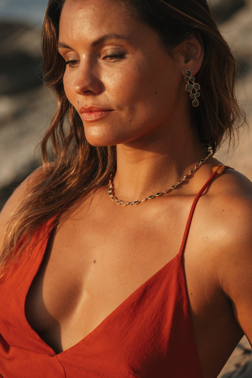 Collier Carmen en pierres naturelles et laiton doré porté – bijou Adalima